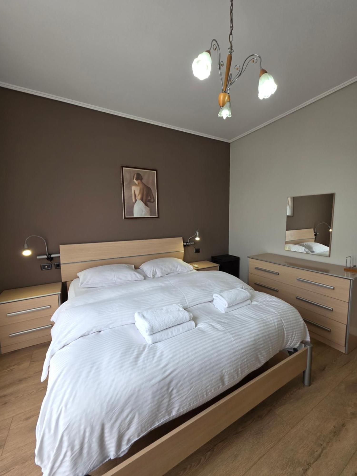Aura Skanderbeg Square Apartments Tirana Buitenkant foto